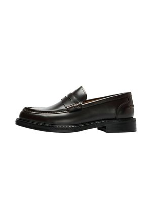 Mocassin penny en cuir noir avec détails cousus et petit talon, présenté en profil sur fond blanc.