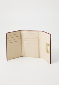 Portefeuille en cuir beige et bordeaux, avec plusieurs emplacements pour cartes, une texture lisse et un fermoir en métal doré.