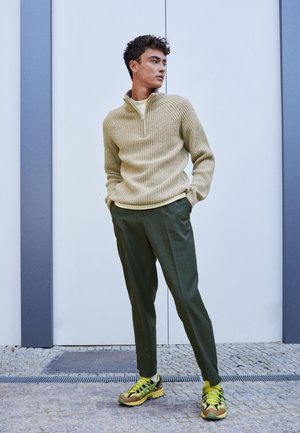 RIBBER TROYER - Strickpullover - creme