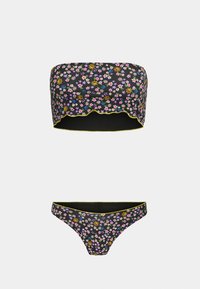 Conjunto de bikini floral preto com parte superior sem alças com borda em ondas e parte inferior de cintura baixa correspondente, acentuado com detalhes em amarelo e padrões vibrantes.