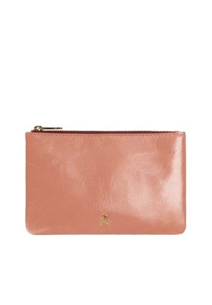 Bolsa rectangular de cuero rosa con cremallera y pequeño emblema dorado de calavera y tibias cruzadas cerca del centro inferior.
