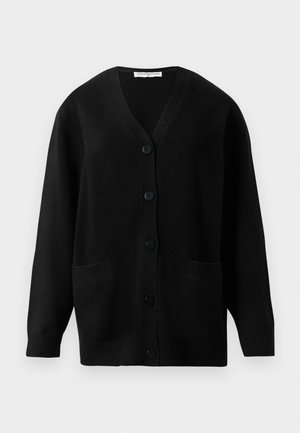 Cardigã preto tricotado com decote em V, botões à frente, dois bolsos e punhos canelados. Textura suave e corte descontraído.