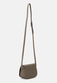 Olivově zelená taška přes rameno s texturovaným povrchem, klopovým uzávěrem a nastavitelným popruhem. Obsahuje akcenty zlatavého kovu.