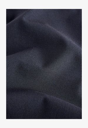 Ciemnoniebieska tkanina o gładkiej, matowej fakturze; widoczne lekko drapowanie, ukazujące subtelne fałdy i jednolity wzór splotu.