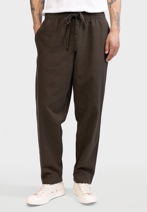 Σκούρο καφέ, ελαφριά λινά παντελόνια με ελαστική μέση και κορδόνι, με πλαϊνές τσέπες και άνετη εφαρμογή.