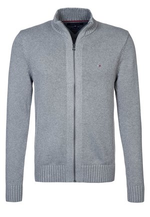 Jasnoszary dzianinowy sweter zapinany na zamek z prążkowanymi mankietami i dołem, stojącym kołnierzem oraz małym haftowanym logo na lewej piersi.
