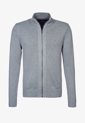 Pull en maille gris clair zippé avec poignets et ourlet côtelés, col montant et petit logo brodé sur la poitrine gauche.