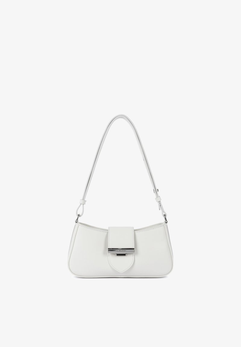 Sac à bandoulière en cuir blanc avec une fermeture à fermoir argenté et une sangle réglable, forme rectangulaire aux bords arrondis.