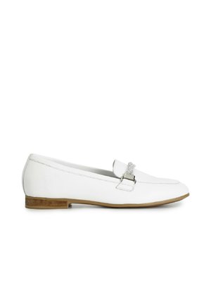 Mocasines de cuero blanco con un bajo tacón marrón, que presentan un acento metálico en tono plateado en la correa y un diseño limpio y minimalista.