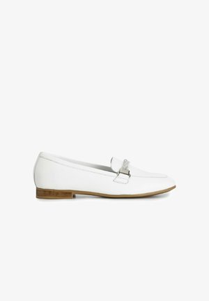 Hvide læder loafers med en lav brun hæl, der har en sølvfarvet metalaccent på remmen og et rent, minimalistisk design.