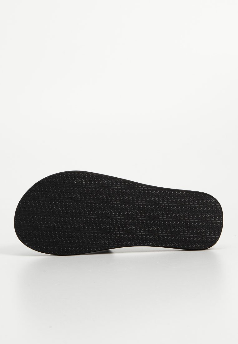 Czarna podeszwa buta o teksturowanej powierzchni, z wzorzystym bieżnikiem i gładkimi krawędziami, zaprojektowana z myślą o przyczepności i trwałości.