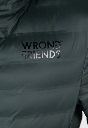 Giacca a vento verde scuro con una texture liscia e un motivo trapuntato, con un logo nero che dice "WRONG FRIENDS" sulla parte superiore della schiena.