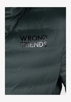 Dunkelgrüne Steppjacke mit glatter Textur und gestepptem Muster, versehen mit einem schwarzen Logo auf dem oberen Rücken, das "WRONG FRIENDS" lautet.