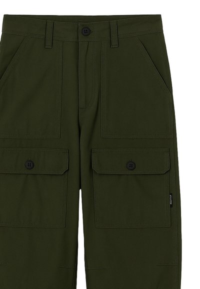 Pantaloni cargo verde oliva realizzati in tessuto robusto, dotati di due grandi tasche frontali e chiusura con bottone in vita.