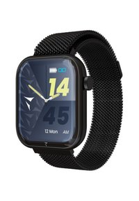 Quadratische Smartwatch mit glänzendem schwarzen Zifferblatt, Metall-Mesh-Armband, digitaler Zeitanzeige und Batteriestatusanzeige. Mit gelben und blauen Akzenten.