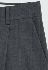 Tissu gris foncé à fines rayures avec passants de ceinture et détail de poche latérale sur pantalon sur mesure.