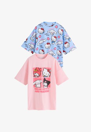Dos camisetas oversize de manga corta, una rosa con cuatro personajes de Hello Kitty y amigos, la otra azul con estampado completo de Hello Kitty y Cinnamoroll.