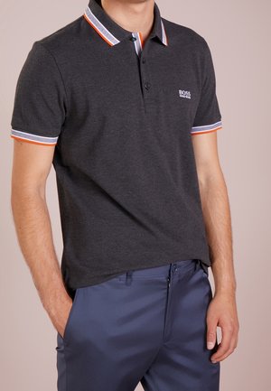 Dunkelgraues Poloshirt mit kontrastierendem, gestreiftem Kragen und Ärmelsäumen in Orange und Blau. Reguläre Passform, kurze Ärmel, Logo auf der Brust.