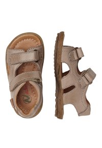 Brązowe skórzane sandały z dwoma regulowanymi paskami, otwartym designem, teksturowaną wkładką oraz gumową podeszwą z wzorem dla lepszej przyczepności.