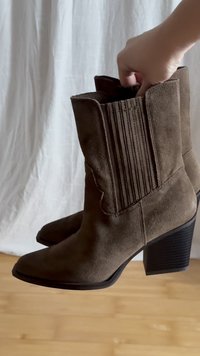 Bruine suède enkellaarsjes met een vierkante neus, verticale geribbelde details aan de zijkanten en een gestapelde hak.