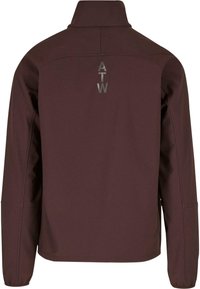 Barna, hosszú ujjú kabát magas gallérral, látható varrásokkal, és a háttér felső részén függőlegesen nyomtatott reflektáló "ATW" betűkkel.