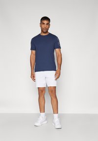 Hummel ELEMENTAL CHEVRON - Trükipildiga T-särk - dress blues