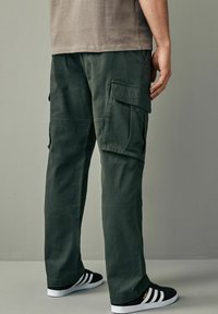 Next REGULAR FIT STRAIGHT LEG STRETCH - Chino hlače - dark green