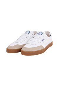 Sneakers bianchi con dettagli in suede beige, caratterizzati da una punta rotonda, suola piatta in gomma e lacci. Logo blu sopra i lacci su un'etichetta cucita.