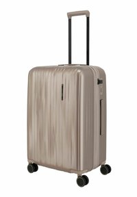 Maleta rígida beige con estrías verticales, cuatro ruedas giratorias dobles, un asa telescópica y un candado combinado lateral.