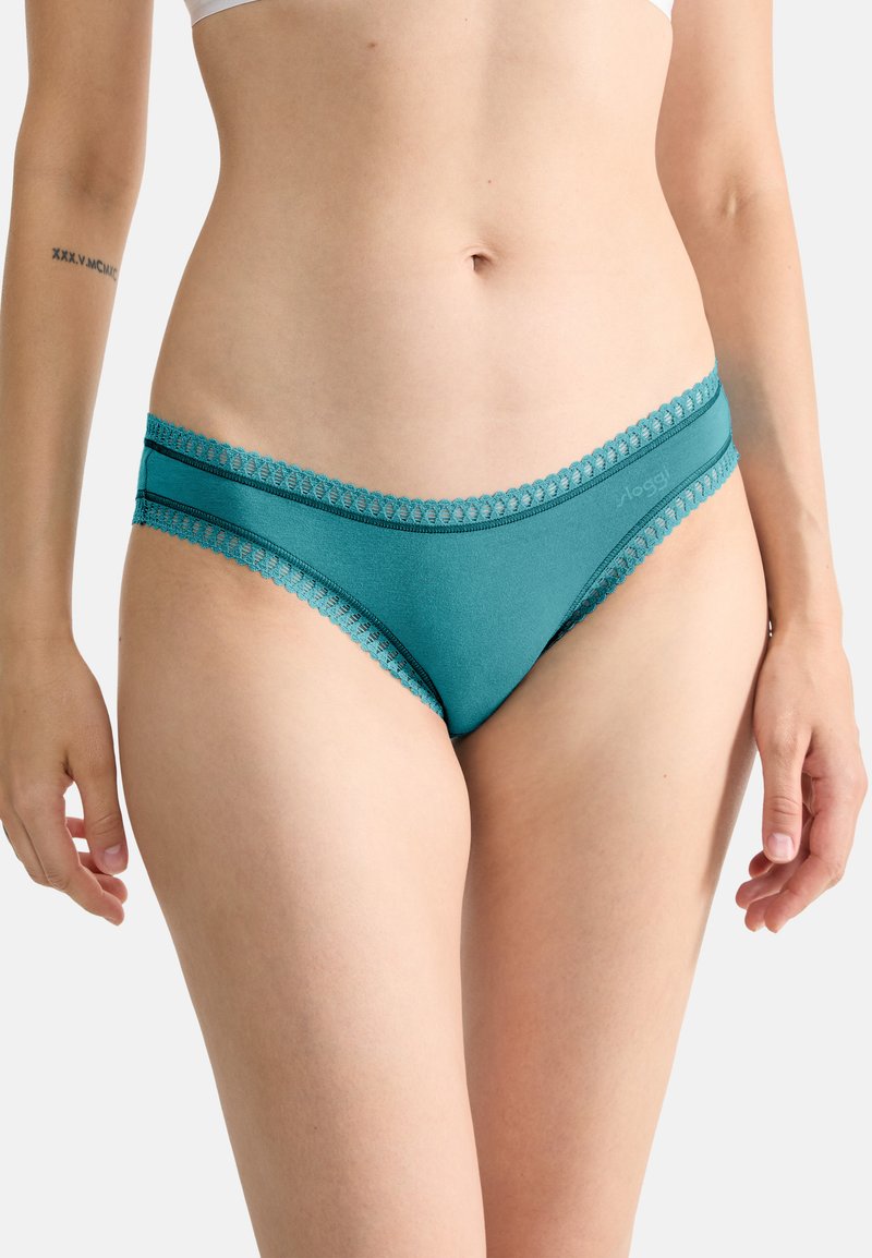Tealfarbene Bikiniunterhosen aus glattem Stoff, mit Spitzenbesatz entlang des Bundes und der Seiten für zusätzliche Details.