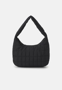 Sac à bandoulière noir matelassé avec une texture douce et rembourrée. Dispose d'une anse unique courbée et d'une fermeture à glissière sur le dessus. Forme compacte, corps rectangulaire.