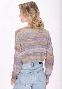 Häkelpullover in pastellfarbenen Streifen aus Creme, Lila und Senfgelb. Kurz geschnittenes Design mit Rundhalsausschnitt und langen Ärmeln. Strukturiertes Material.