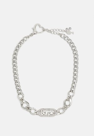 Collier en chaîne en argent avec un pendentif central "Barbie" orné de strass, fermoir en forme de cœur et longueur ajustable.