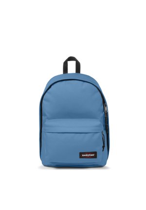 Mochila azul Eastpak con asa negra y bolsillo delantero con cremallera sobre fondo blanco.