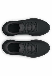 Čierne atletické topánky s textúrovaným sieťovaným vrchom, okrúhlou špičkou a šnurovaním. Podrážka má vzorovaný grip design.