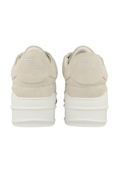 Sneaker in suede beige con suola bianca spessa, tacco arrotondato e dettagli di cucitura minimi sul retro e sui lati.