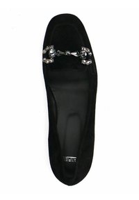 Zwarte suede balletflat met een decoratieve strik met kristalaccenten. Soepele binnenkant met een gebogen vorm en een afgeronde teen.