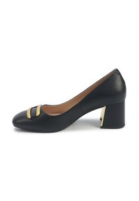 Décolleté in pelle nera con punta arrotondata, accentatura dorata con una fascia e un tacco rettangolare spesso con un dettaglio metallico.
