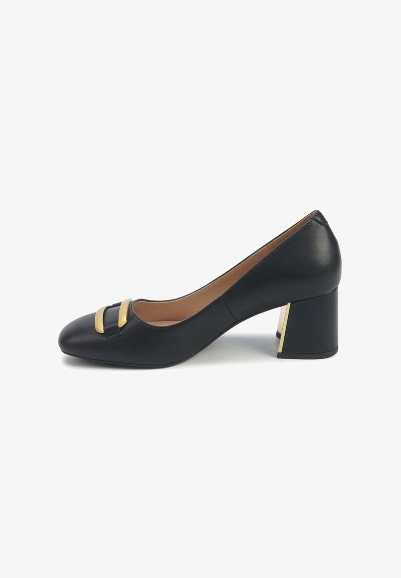 Décolleté in pelle nera con punta arrotondata, accentatura dorata con una fascia e un tacco rettangolare spesso con un dettaglio metallico.