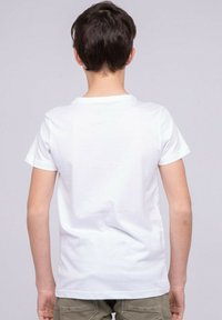 T-shirt en coton blanc à manches courtes et col rond, avec un design uni sans logos ni motifs visibles.