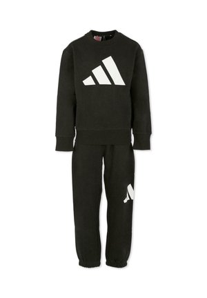Ensemble de sweat-shirt et jogging noir avec un grand logo à trois rayures blanches. Fabriqué en tissu doux avec des poignets et une taille côtelés.