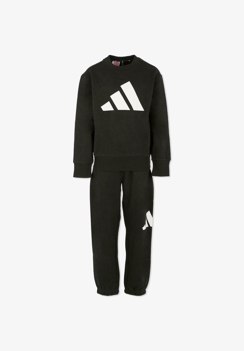 Czarny zestaw bluz i spodni dresowych z dużym białym logo w trzy paski. Wykonany z miękkiego materiału, z prążkowanymi ściągaczami i pasem w talii.