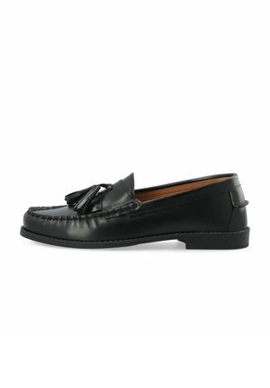Mocassin noir en cuir avec pampilles, couture moc toe et talon bas empilé, présenté de profil sur fond blanc.