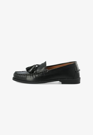 Mocassin noir en cuir avec pampilles, couture moc toe et talon bas empilé, présenté de profil sur fond blanc.