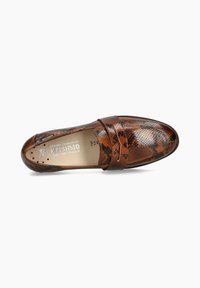 Loafer en cuir avec motif serpent marron, à bout rond et semelle plate. Présente une sangle décorative sur le dessus.