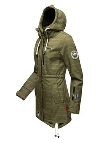 Olivgrön parkas med mönstrad design, huva, justerbara snoddar, flera fickor och logotypdetaljer på ärmarna.
