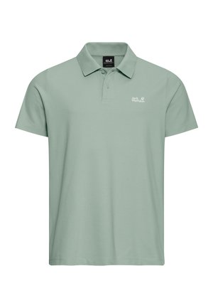 Polo en coton vert clair, avec un col classique, des manches courtes et un petit logo de marque blanc sur la poitrine gauche.