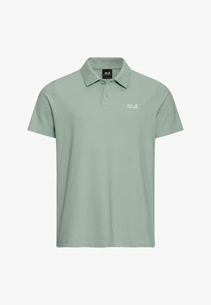 Polo en coton vert clair, avec un col classique, des manches courtes et un petit logo de marque blanc sur la poitrine gauche.