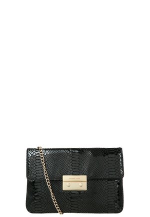 Zwarte handtas met slangenleertextuur, gouden kettingriem en rechthoekige gouden sluiting gegraveerd met "Michael Kors."