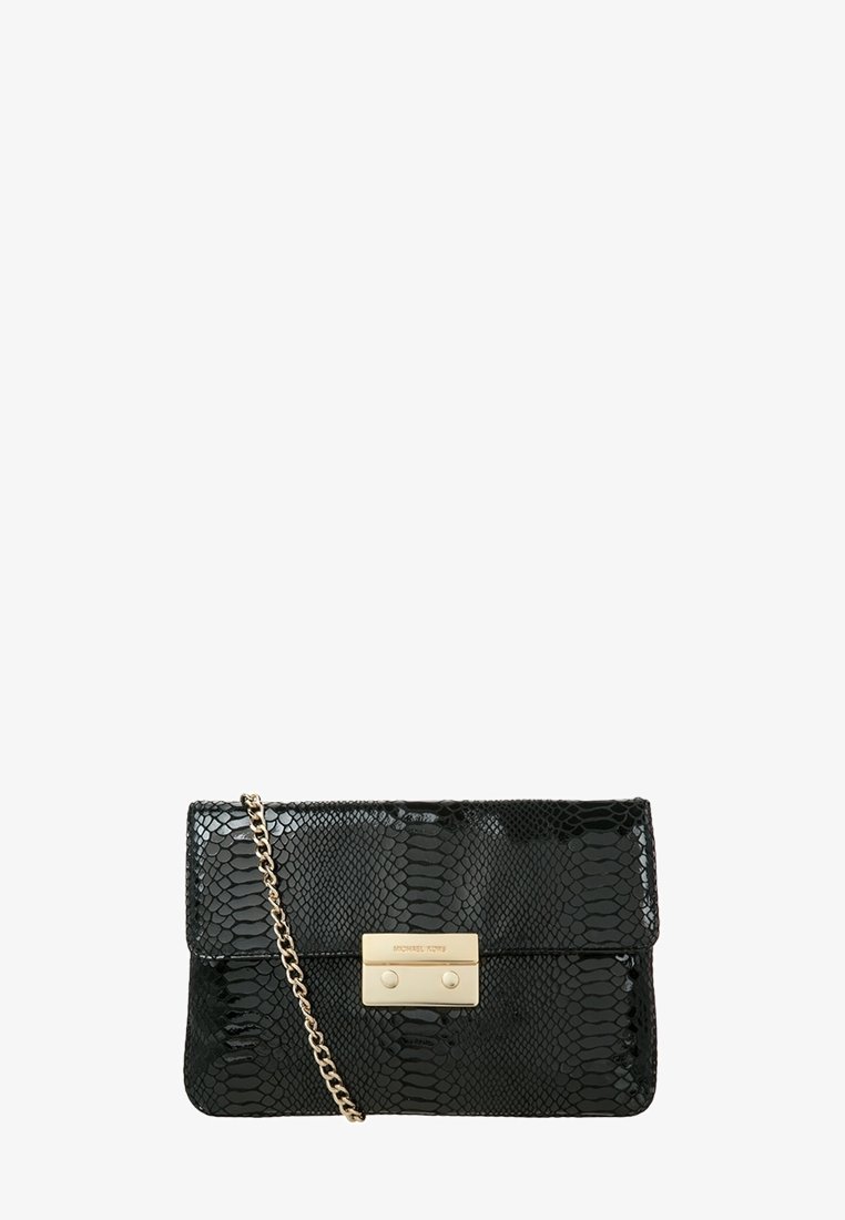 Sac à main noir à texture peau de serpent avec bandoulière chaîne dorée et fermoir rectangulaire doré gravé "Michael Kors."